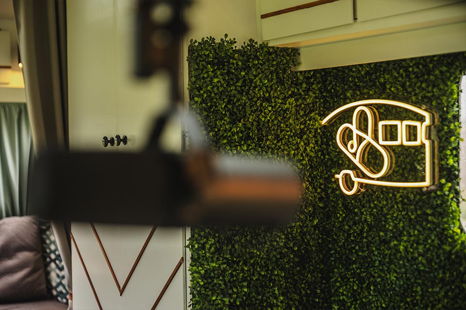 De Podcast Caravan logo neon