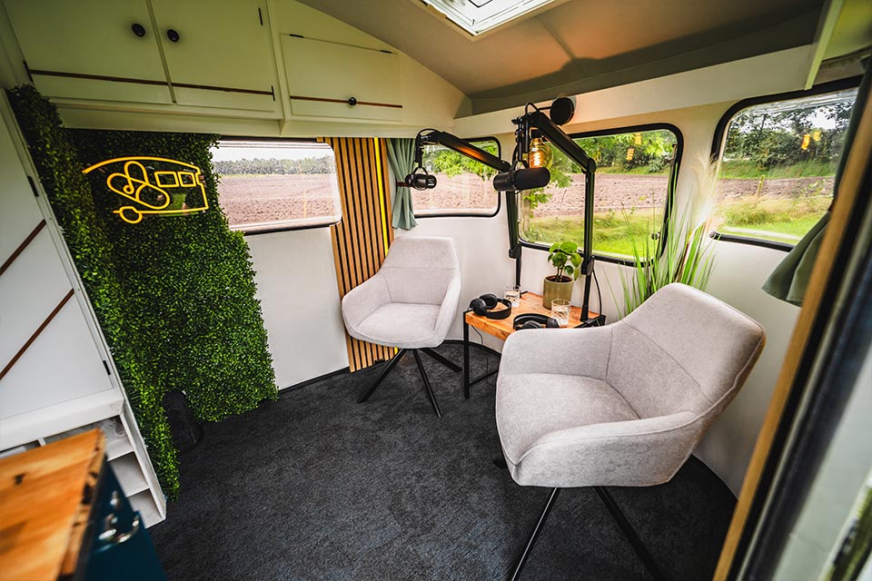 De Podcast Caravan zit voor